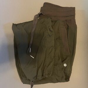 Dance Studio Mid-Rise Pant Regular - Dark Olive Green - size 6